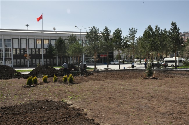 kars-valiliginin-bahcesi-yesilleniyor-(6).jpg