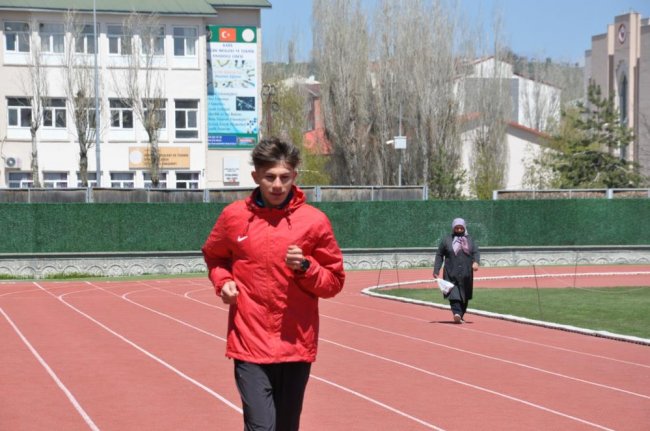 karsli-atlet-36-yillik-rekoru-kirarak-dunya-3’uncusu-oldu-(2).jpg