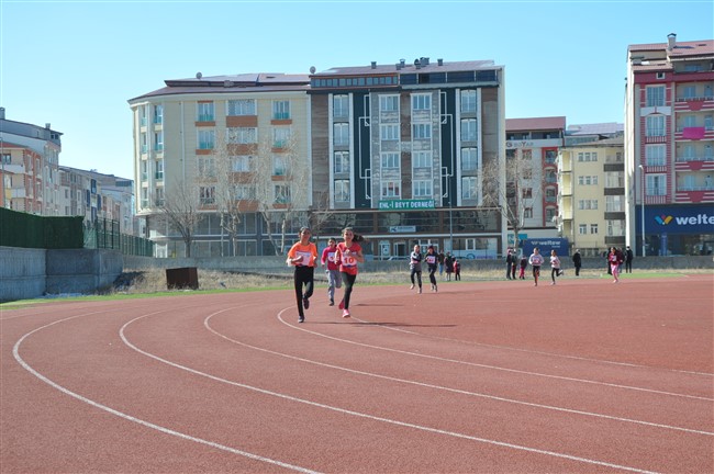 karsli-ogrenciler-atletizm-yarismasinda-ter-doktu-(5).jpg
