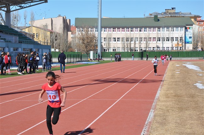 karsli-ogrenciler-atletizm-yarismasinda-ter-doktu-(8).jpg