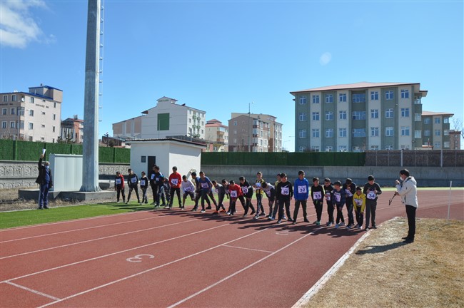 karsli-ogrenciler-atletizm-yarismasinda-ter-doktu-(9).jpg