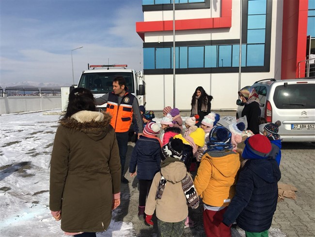 karsli-ogrenciler-depremzedelere-yardim-elini-uzatti-(3).jpg