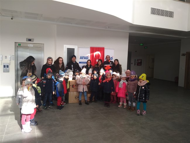 karsli-ogrenciler-depremzedelere-yardim-elini-uzatti-(4).jpg
