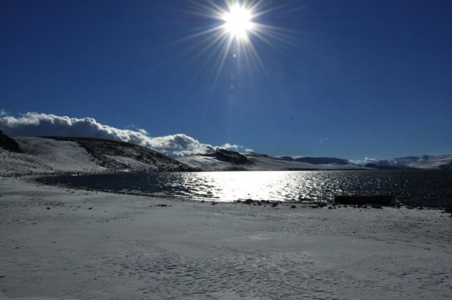 karsta-denizden-2-bin-300-metre-yukseklikte-bulunan-sakli-cennet-aygir-golu,-etrafi-son-yagan-kar-ile-birlikte-beyaza-burundu-(2).jpg