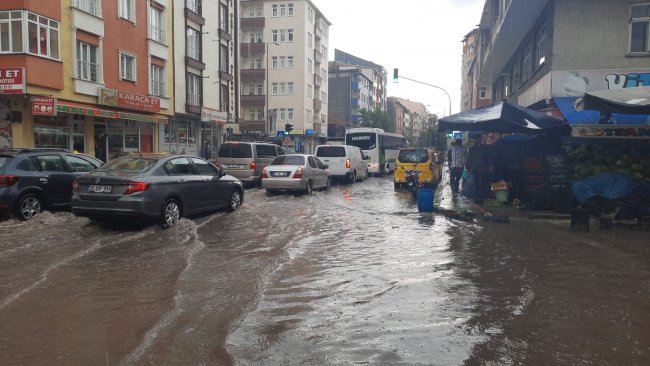 karsta-etkili-olan-saganak-yagmur-sonrasi-caddeler-adeta-gole-dondu.-karsta-ogleden-sonra-aniden-etkili-olan-saganak-yagis-ve-doluyla-beraber-bircok-cadde-sular-altinda-kaldi-(2).jpg