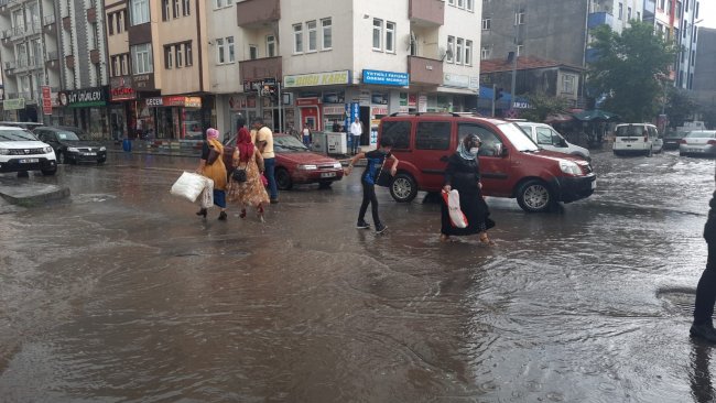 karsta-etkili-olan-saganak-yagmur-sonrasi-caddeler-adeta-gole-dondu.-karsta-ogleden-sonra-aniden-etkili-olan-saganak-yagis-ve-doluyla-beraber-bircok-cadde-sular-altinda-kaldi-(3).jpg