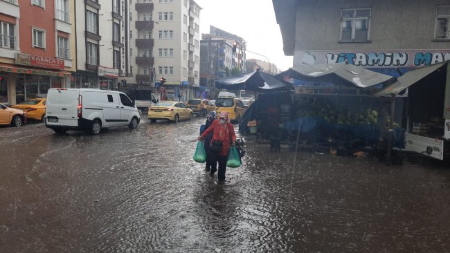 karsta-etkili-olan-saganak-yagmur-sonrasi-caddeler-adeta-gole-dondu.-karsta-ogleden-sonra-aniden-etkili-olan-saganak-yagis-ve-doluyla-beraber-bircok-cadde-sular-altinda-kaldi-(4).jpg