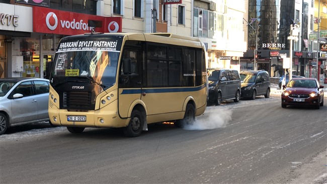 karsta-minibusu-isitmak-isterken-yakti-(11).jpg