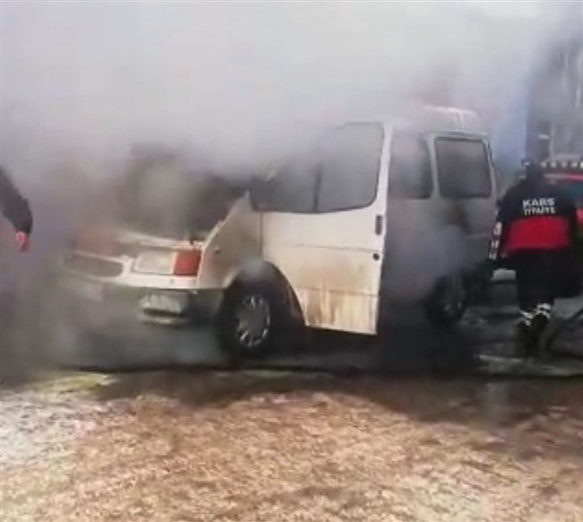 karsta-minibusu-isitmak-isterken-yakti-(2).jpg
