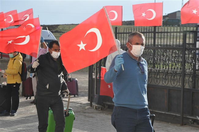 malta’dan-kars’a-gelen-104-turk-vatandasi-turk-bayraklari-ve-“turkiyem”-isimli-turku-ile-karsilandi-(25).jpg
