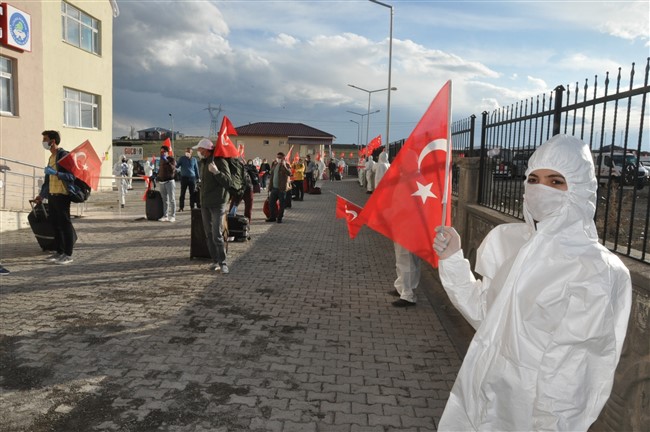 malta’dan-kars’a-gelen-104-turk-vatandasi-turk-bayraklari-ve-“turkiyem”-isimli-turku-ile-karsilandi-(27).jpg