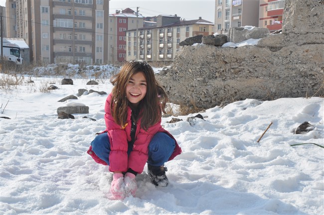 mersinli-ogrenciler-kars’ta-ilk-kez-kar-gorduler-(3).jpg
