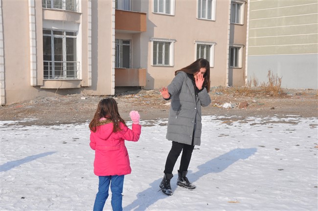 mersinli-ogrenciler-kars’ta-ilk-kez-kar-gorduler-(4).jpg