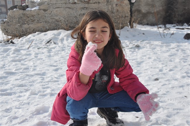 mersinli-ogrenciler-kars’ta-ilk-kez-kar-gorduler-(6).jpg