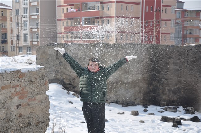 mersinli-ogrenciler-kars’ta-ilk-kez-kar-gorduler-(8).jpg