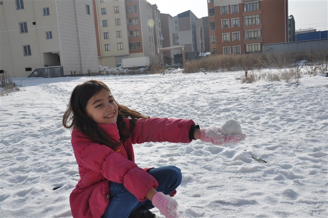 mersinli-ogrenciler-kars’ta-ilk-kez-kar-gorduler-(9).jpg