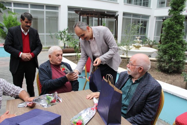 muftu-bayramdan-huzur-evi-sakinlerine-ziyaret-(4).jpg