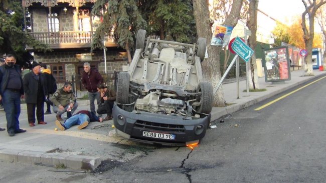 takla-atan-otomobilden-yarali-kurtuldu-(1).jpg