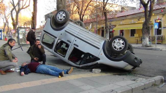 takla-atan-otomobilden-yarali-kurtuldu-(2).jpg