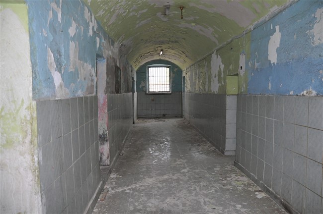 tarihi-kars-cezaevi-yikiliyor--(17).jpg