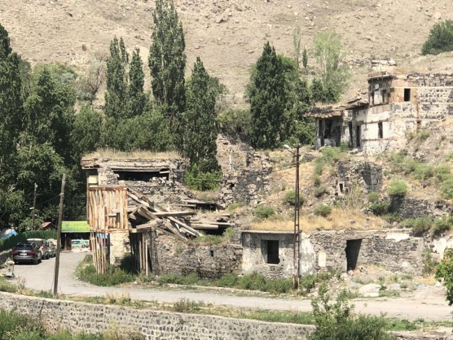 tarihi-kars-evleri-tamamen-yikildi1.jpg