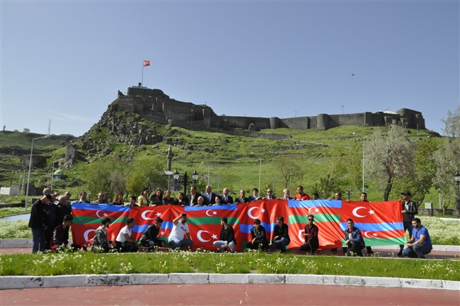 ‘oluler-ve-deliler’-oyunu-ilk-once-kars’ta-sahneleniyor-(10).jpg