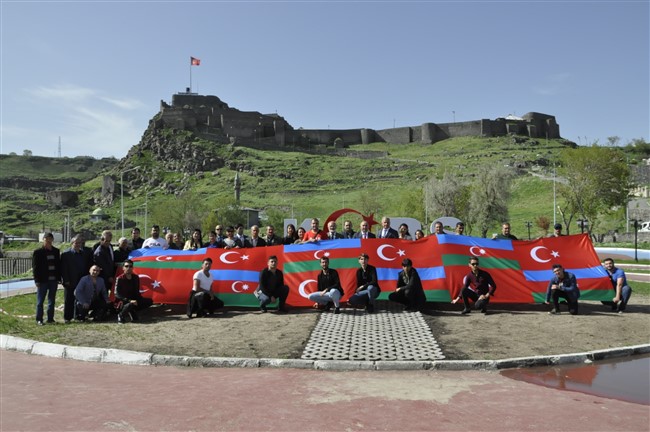 ‘oluler-ve-deliler’-oyunu-ilk-once-kars’ta-sahneleniyor-(8).jpg