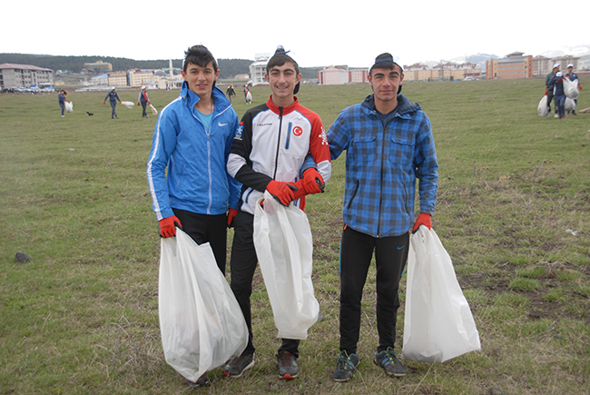 “sehitler-diyarini-temiz-tutalim-temizlik-kampanyasina-ogrenci-destegi-(4).jpg