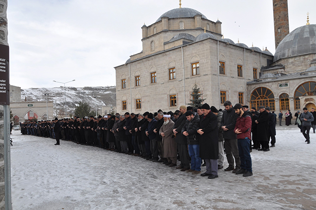 -kars’ta-halepte-katledilenler-icin-giyabi-cenaze-namazi-kilindi-(4).jpg
