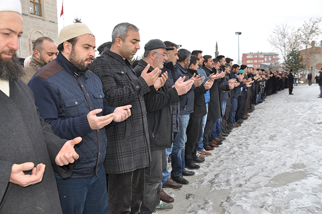 -kars’ta-halepte-katledilenler-icin-giyabi-cenaze-namazi-kilindi-(6).jpg