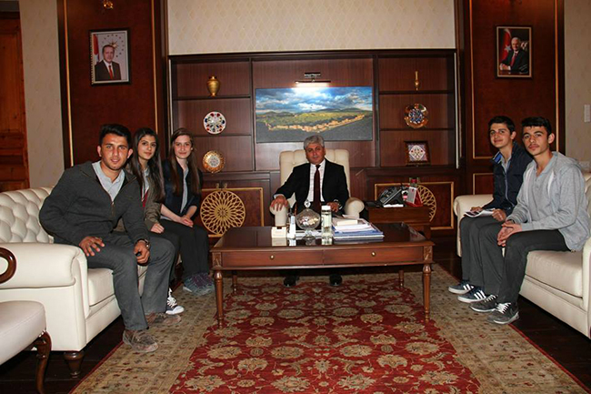10.-sinif-ogrencilerinden-vali-dogan’a-ziyaret!-(2).jpg