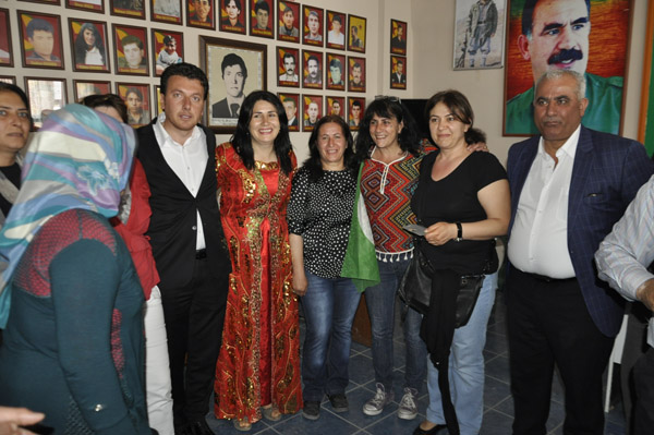 15-fransiz-gozlemci,-hdp-safinda-secimleri-izledi!-(1).jpg