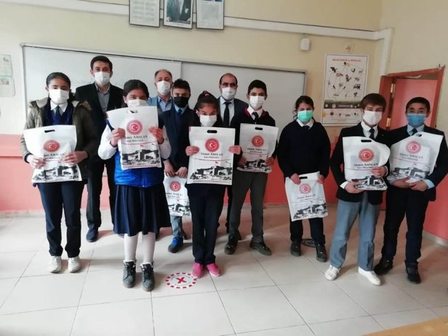 ahmet-arslan’dan-sinava-girecek-6-bin-ogrenciye-kitap-destegi-(4).jpg