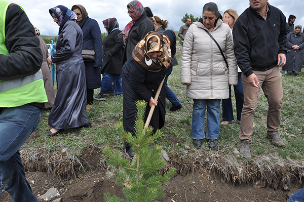 ak-kadinlar-fidanlari-toprakla-bulusturdu-(1).jpg