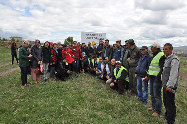 ak-kadinlar-fidanlari-toprakla-bulusturdu-(9).jpg