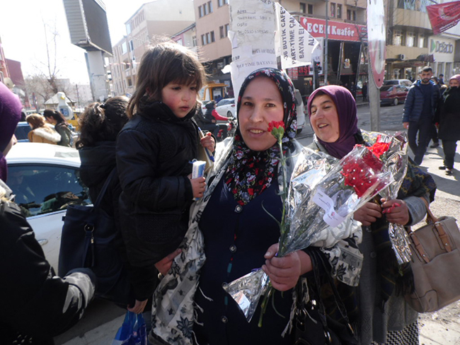 ak-parti-8-mart-dunya-kadinlar-gunu’nde-cicek-ve-evet-brosuru-dagitti-(6).jpg