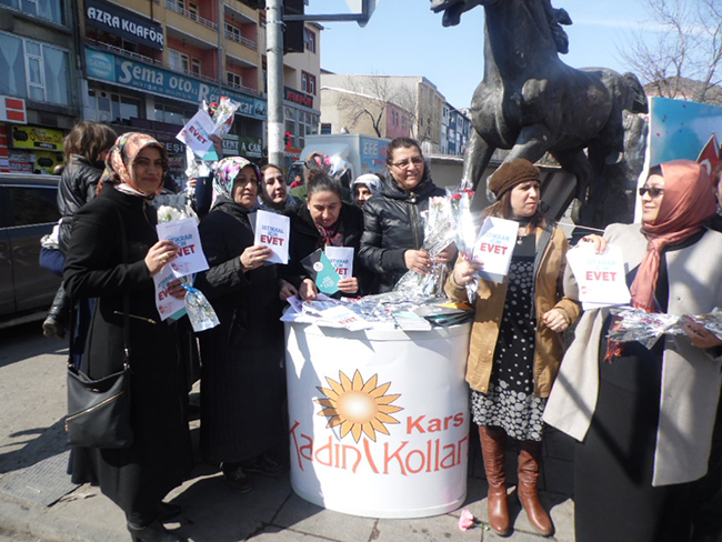 ak-parti-8-mart-dunya-kadinlar-gunu’nde-cicek-ve-evet-brosuru-dagitti-(8).jpg