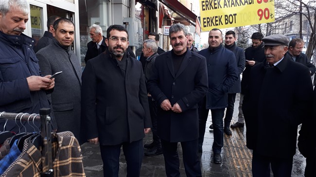 ak-parti-heyeti,-kazim-pasa-caddesi-esnafini-ziyaret-etti-(3).jpg