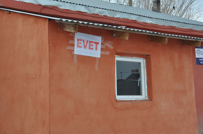 ak-parti-kars-heyeti-‘evet’-ile-karsilandi-(2).jpg