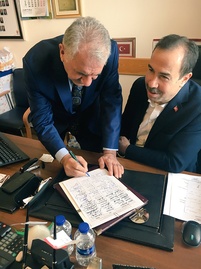 ak-parti-kars-milletvekili-yusuf-selahattin-beyribey-imzayi-atti--(2)-001.jpg