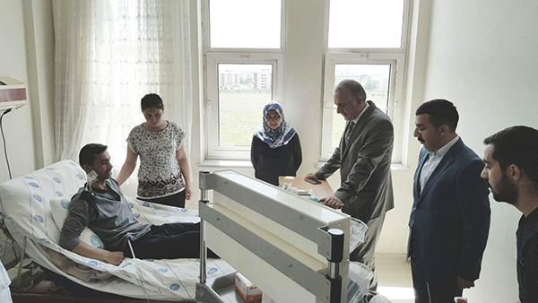 ak-parti-milletvekili-beyribey-ve-il-baskani-calkin’dan-sarikamis’ta-yaralanan-askere-anlamli-ziyaret-(1).jpg