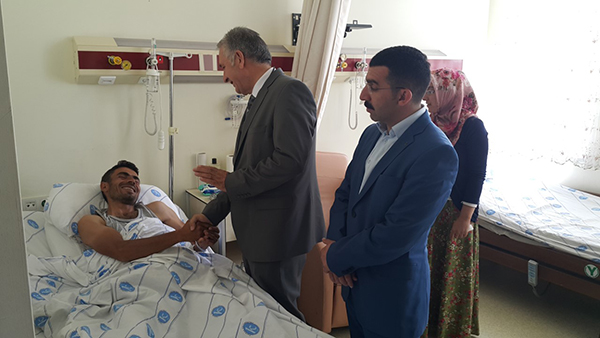 ak-parti-milletvekili-beyribey-ve-il-baskani-calkin’dan-sarikamis’ta-yaralanan-askere-anlamli-ziyaret-(2).jpg