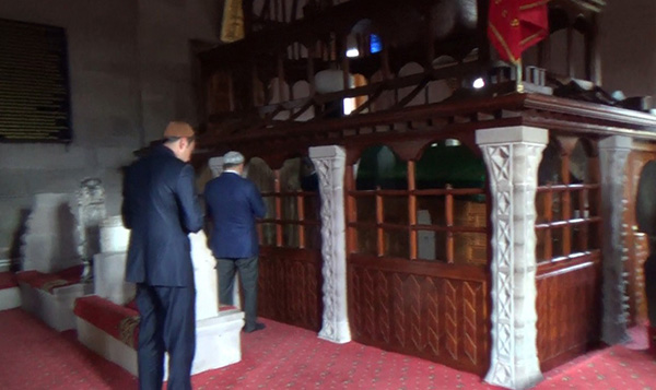 akdag,-hasan-i-harakani-turbesi’ni-ziyaret-etti-(1).jpg