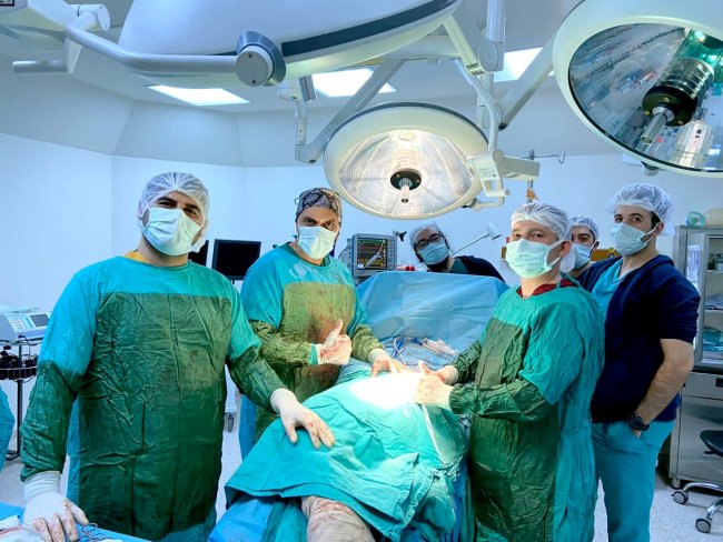 ameliyatlar-10-kisilik-profesyonel-ekiple-yapiliyor-(2).jpg