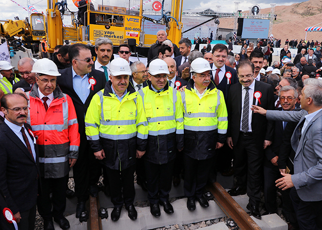 ankara-sivas-yuksek-hizli-tren-hattinin-ilk-ray-serimi-gerceklestirdi-(10).jpg