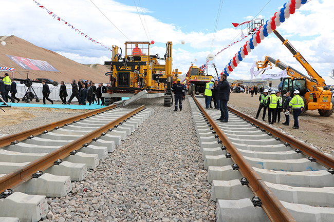 ankara-sivas-yuksek-hizli-tren-hattinin-ilk-ray-serimi-gerceklestirdi-(11).jpg
