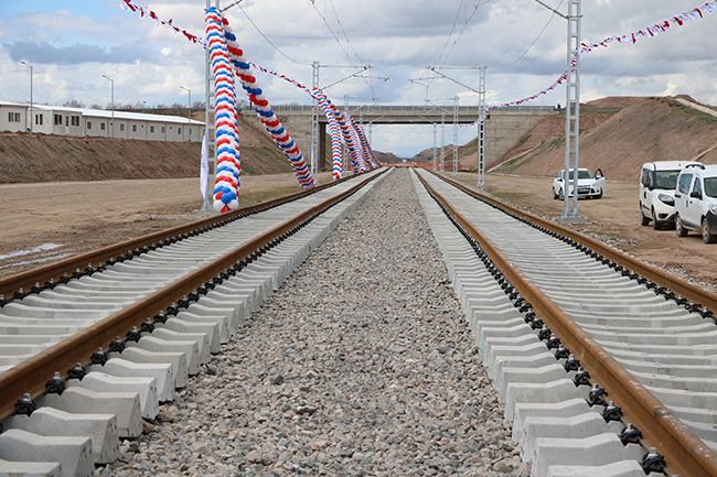 ankara-sivas-yuksek-hizli-tren-hattinin-ilk-ray-serimi-gerceklestirdi-(12).jpg