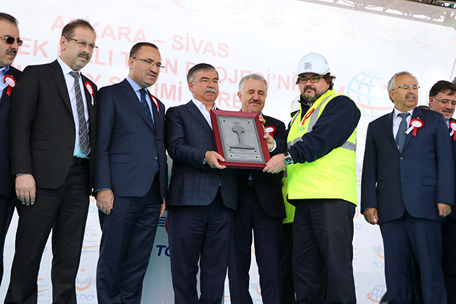 ankara-sivas-yuksek-hizli-tren-hattinin-ilk-ray-serimi-gerceklestirdi-(4).jpg