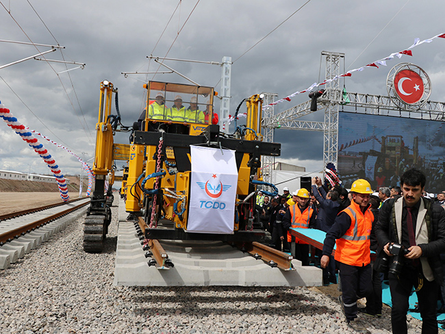 ankara-sivas-yuksek-hizli-tren-hattinin-ilk-ray-serimi-gerceklestirdi-(5).jpg