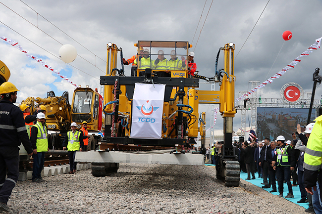 ankara-sivas-yuksek-hizli-tren-hattinin-ilk-ray-serimi-gerceklestirdi-(8).jpg